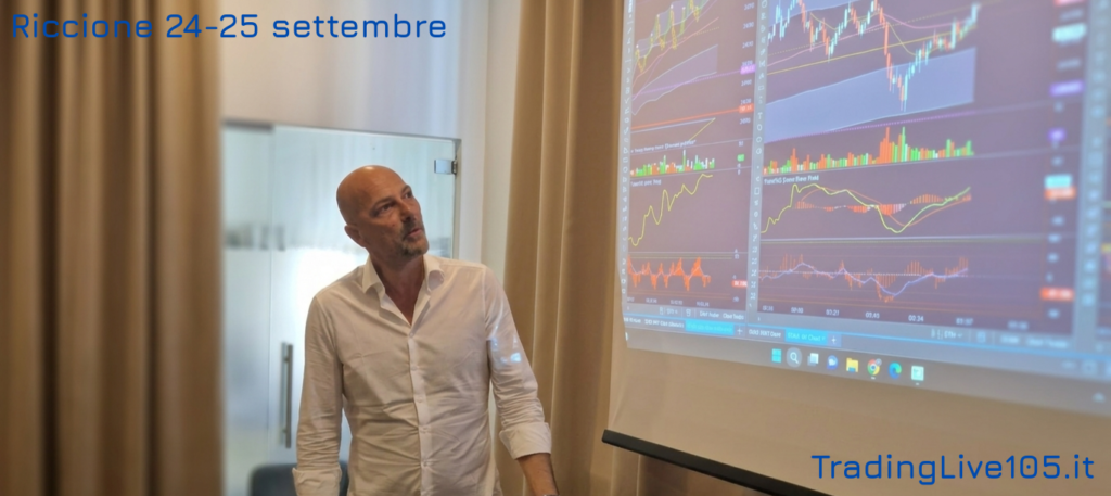 Un uomo in camicia bianca presenta un grafico finanziario di trading proiettato su uno schermo in una sala conferenze.